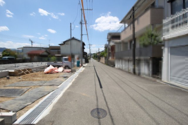 吾川郡いの町駅東町　新築戸建　1号棟（全3区画）の前面道路含む現地写真|前面道路　北側　幅5.8ｍ　公道　接面8.2ｍ　