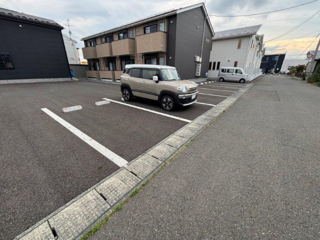 アインズの駐車場