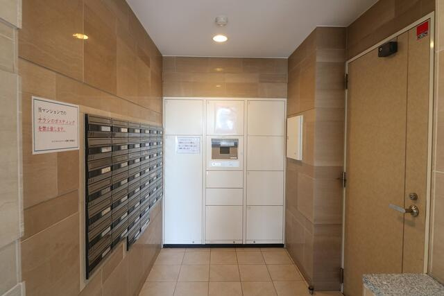 ロイヤルイルマーレ新舞子の設備|不在時にも荷物の受け取りが可能な便利な宅配ボックス。