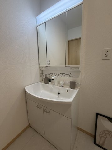 所沢市東所沢4丁目・全3棟　新築一戸建　B号棟の独立洗面台|シャンプードレッサー付洗面化粧台