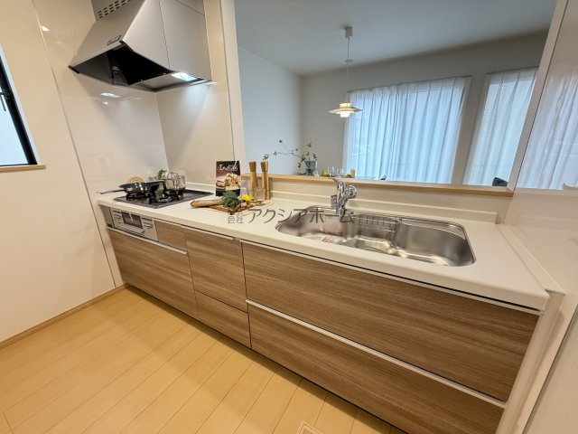 所沢市東所沢4丁目・全3棟　新築一戸建　B号棟のキッチン|リビングが見渡せる対面式キッチン