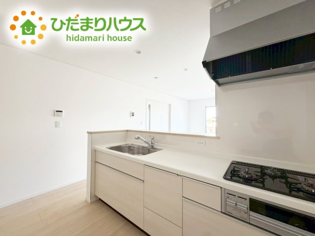 いわき市金山町第10　新築戸建　2号棟のキッチン|3口コンロと収納豊富なキッチンで、ママの毎日のお料理もはかどります☆