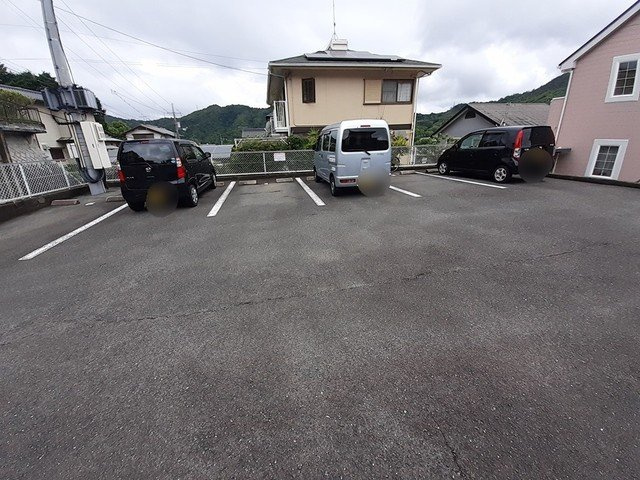 コリ－ヌ　メゾンの駐車場|駐車場があるので、車を買う予定の方も安心です