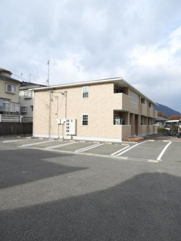 ガーデンハウスの駐車場|車をお持ちの方に嬉しい駐車場付きの物件です