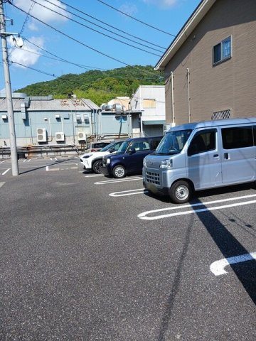 リバーサイド真倉　Ｆの駐車場|駐車場完備です