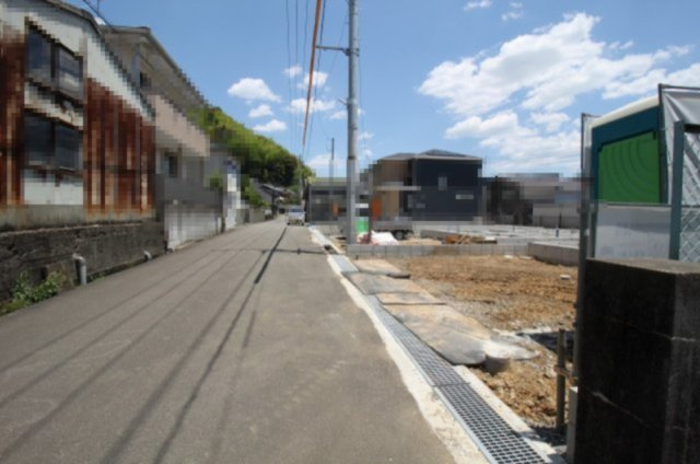 吾川郡いの町駅東町　新築戸建　2号棟（全3区画）の前面道路含む現地写真|前面道路　北側　幅5.8ｍ　公道　接面8.2ｍ　