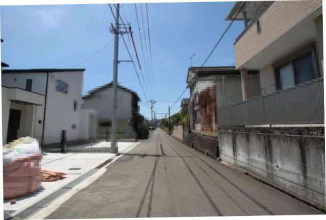 吾川郡いの町駅東町　新築戸建　2号棟（全3区画）の前面道路含む現地写真|前面道路　北側　幅5.8ｍ　公道　接面8.2ｍ　