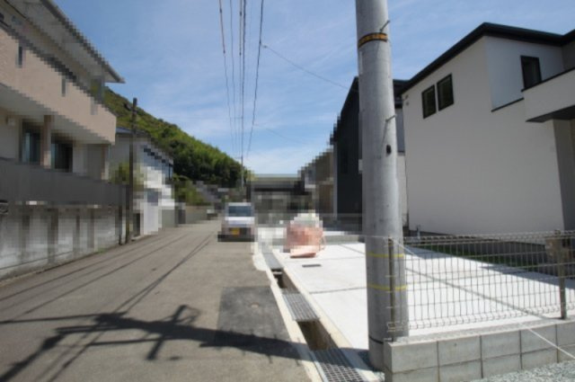 吾川郡いの町駅東町　新築戸建　2号棟（全3区画）の前面道路含む現地写真|前面道路　北側　幅5.8ｍ　公道　接面8.2ｍ　