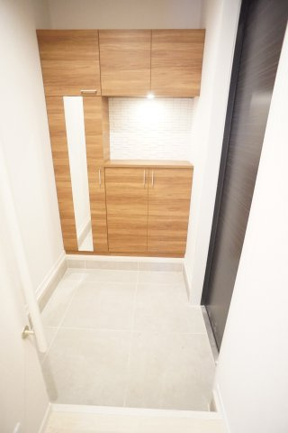 CELFENA　宝塚・川面　HautDeGammeの玄関|室内写真は2025年築の同施工会社のものです。実際とは異なりますのでご注意下さい。