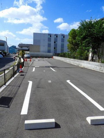 パル祇園の駐車場|車をお持ちの方に嬉しい駐車場付きの物件です