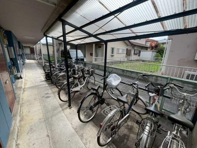 高崎市剣崎町　一棟マンションの駐車場
