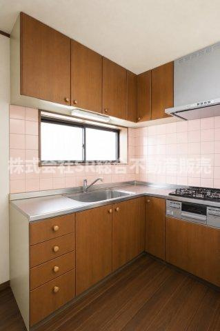若江東町4丁目中古戸建のキッチン|キッチンはL字型のシステムキッチンで使いやすく快適にお料理できます♪（室内写真は加工により家具等を消しています。）