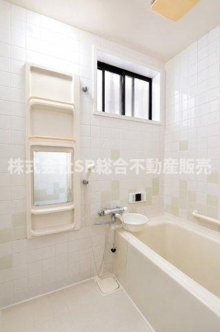 若江東町4丁目中古戸建の浴室|お風呂には窓もあり、換気がバッチリとできます☆（室内写真は加工により家具等を消しています。）