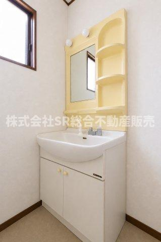 若江東町4丁目中古戸建の独立洗面台|独立洗面台、小物を置くことができて便利です（室内写真は加工により家具等を消しています。）