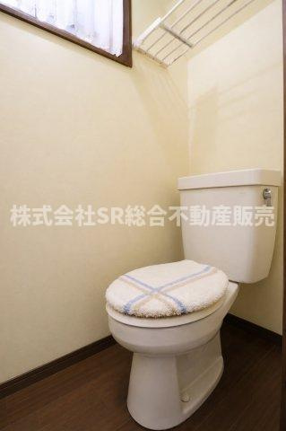 若江東町4丁目中古戸建のトイレ|トイレが2か所にあるので、朝の身支度がスムーズに行えます！（室内写真は加工により家具等を消しています。）