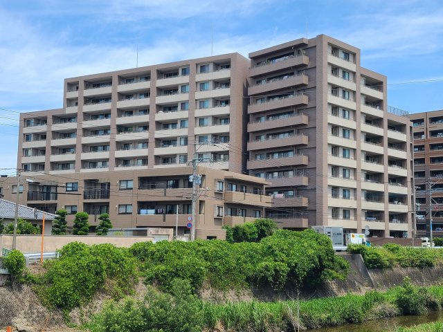 サーパス城南の外観|〇街並みに合った綺麗な外観と周りに高い建物がないからこそ拡がる空とのコントラストは圧巻です。