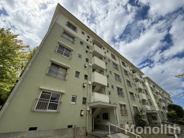 鶴山台17号棟の外観