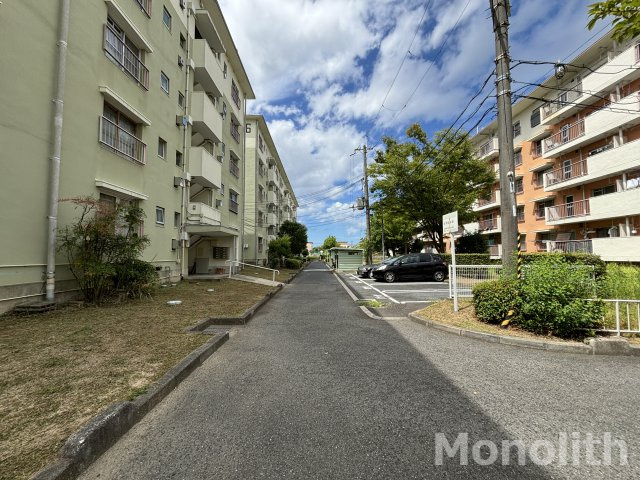 鶴山台17号棟の駐車場