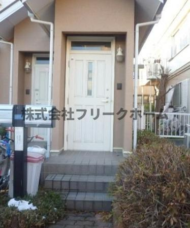 武蔵野市吉祥寺東町２丁目のアパートのエントランス