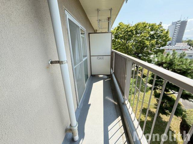 鶴山台8号棟のバルコニー