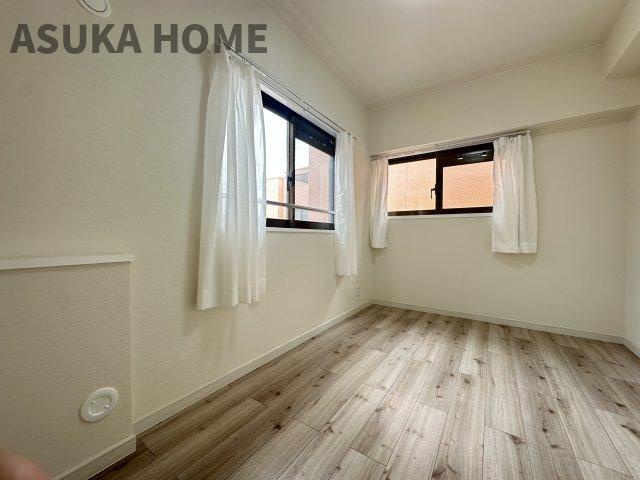 ライオンズマンション鶴ヶ峰ガーデンの洋室|２面採光のお部屋です。お隣とはなれた独立したお部屋なので、プライベート性が高いです。