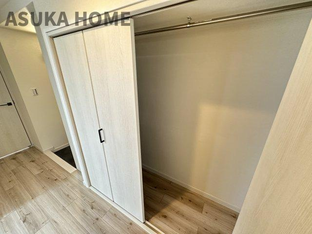ライオンズマンション鶴ヶ峰ガーデンの収納|玄関クローゼットは家族みんなのコートをかけたり、家族の収納スペースとして使うのも良さそうです。