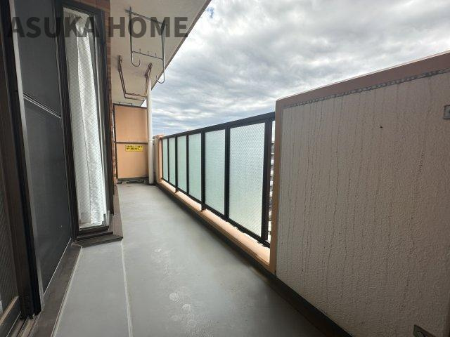 ライオンズマンション鶴ヶ峰ガーデンのバルコニー|南西向きで陽当りの良いバルコニーは、風通りも良く洗濯物の渇きも早く家事の時短にもなりますよ。
