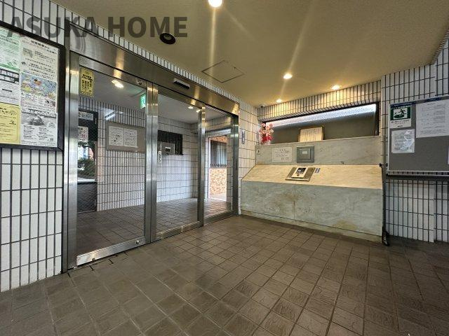 ライオンズマンション鶴ヶ峰ガーデンのその他共用部分|綺麗に整備されたエントランス部分です。セキュリティー面でも安心のオートロックを完備。
