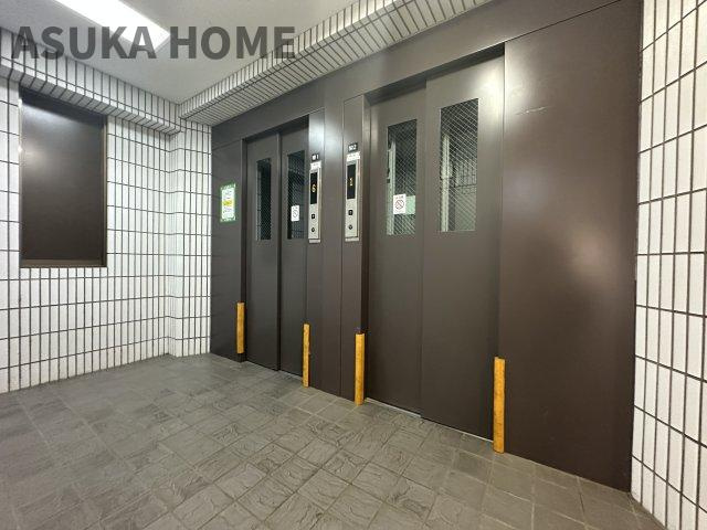 ライオンズマンション鶴ヶ峰ガーデンのその他共用部分|朝の忙しい時間に特に嬉しいエレベーターを2基完備。