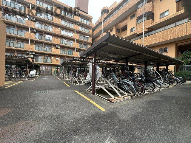 ライオンズマンション鶴ヶ峰ガーデンの駐輪場|整理されたスタンド付きの使いやすい駐輪場です。屋根付きの駐輪スペースを完備。