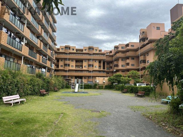 ライオンズマンション鶴ヶ峰ガーデンのその他共用部分|敷地内に公園があります。お子様とちょっとした時間も楽しく過ごせそうですね。