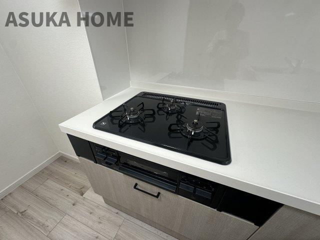 ライオンズマンション鶴ヶ峰ガーデンのキッチン|3口コンロを採用しています。一度に複数の調理が出来るので、家事の時短になりますね。