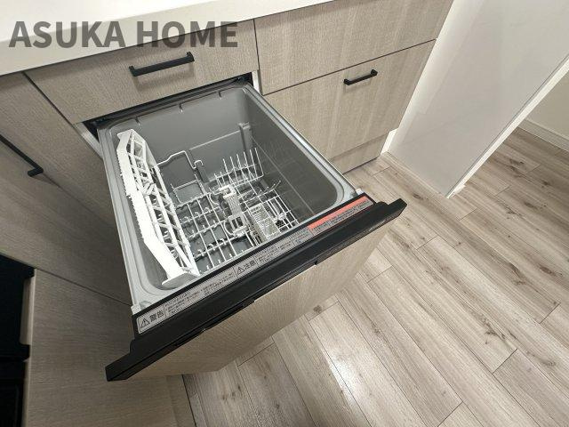 ライオンズマンション鶴ヶ峰ガーデンのキッチン|家事の時短にも役立つ食器洗浄乾燥機を標準装備。