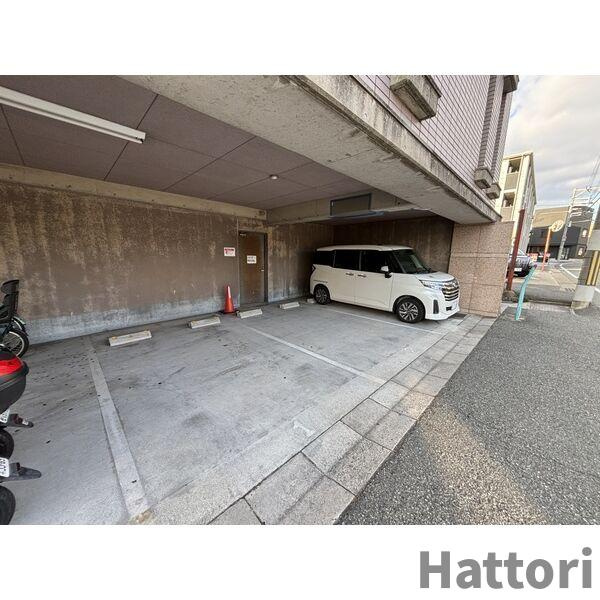 エステート松尾IIIの駐車場