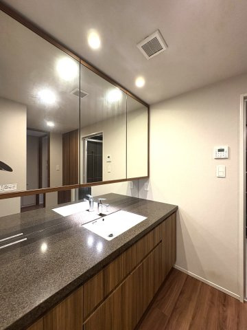 SEASIDE GRAND LIVING｜湘南を、上質に遊び尽くすの独立洗面台
