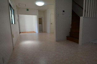 道意町センタープール前貸家の居間