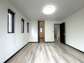 【洋室】 | 旭町3丁目　戸建 | バルコニーのあるお部屋です