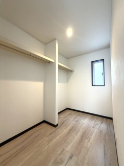 【収納】 | 旭町3丁目　戸建 | 高さのあるラックがあるため、コートなども収納できます