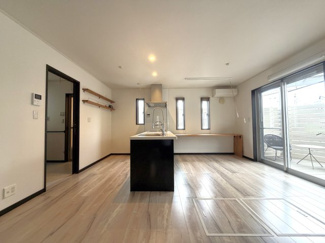 【居間・リビング】 | 旭町3丁目　戸建 | 二面採光により、陽当たり・風通し良好です