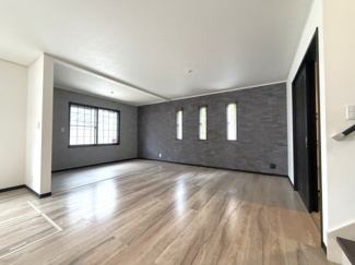 【居間・リビング】 | 旭町3丁目　戸建 | 写真正面の壁にはエコカラットが付いており、湿気・におい対策をしております！