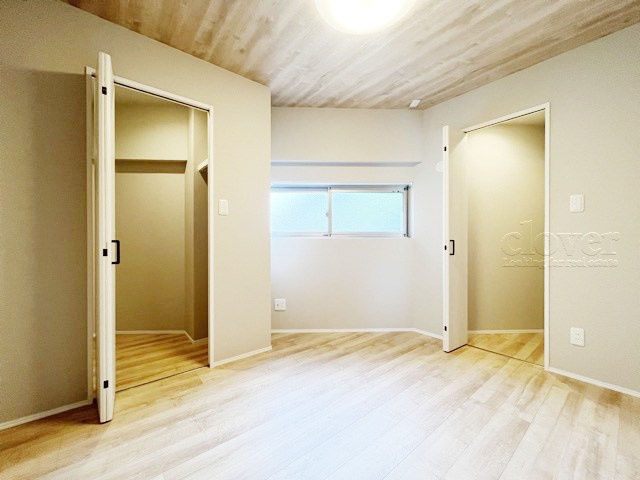 【子供部屋】 | 戸山マンション | 収納スペースを備えた洋室。現地をご覧になった際には、部屋の大きさのほか、収納部分のサイズなどもご確認ください。～即日のご見学可能～　お問合せはお気軽にどうぞ。
