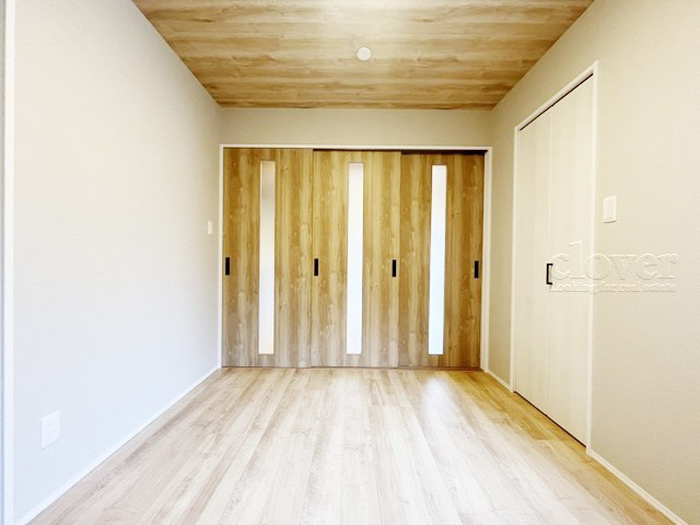 【寝室】 | 戸山マンション | ベッドルームとして使うか、あるいは収納として使うか、洋室を見るときは具体的な用法や家具配置などをぜひご想像ください。～即日のご見学可能～　お問合せはお気軽にどうぞ。
