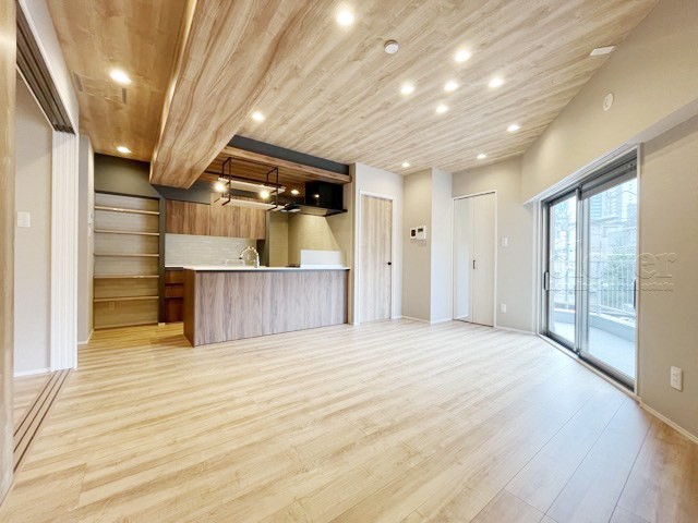 【居間・リビング】 | 戸山マンション | 広く明るいLDKの特徴は、二面の窓から光を取り入れられる構造になっていること。多くの時間を過ごすこの空間が明るいことは、何よりの満足感に繋がります。～即日のご見学可能～　お問合せはお気軽にどうぞ。
