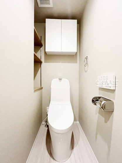 【トイレ】 | 戸山マンション | トイレはもともと個人の領域である自宅の中でも、最もプライベートな空間です。だからこそ、ほしい「落ち着き」がここにあります。～即日のご見学可能～　お問合せはお気軽にどうぞ。
