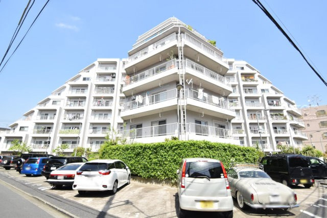 【外観】 | 戸山マンション | 手入れの行き届いた外壁やエントランスなど、「見ればわかる」レベルで清潔感を保ったマンションです。築年数を感じさせない姿で皆様をお出迎えします。～即日のご見学可能～　お問合せはお気軽にどうぞ。