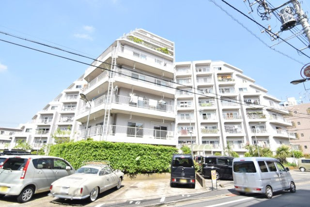 【現況写真】 | 戸山マンション | 前面道路と外観の様子です。～即日のご見学可能～　お問合せはお気軽にどうぞ。