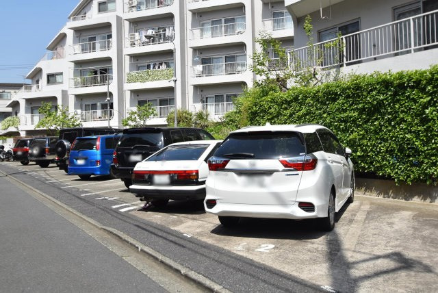 【駐車場】 | 戸山マンション | マンションの駐車場スペース。空きの有無や駐車料金、サイズ規定などについては、改めてお問い合わせください。～即日のご見学可能～　お問合せはお気軽にどうぞ。