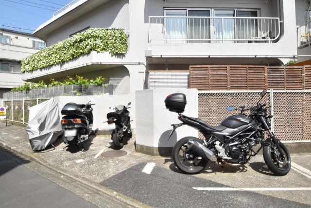 【駐車場】 | 戸山マンション | バイク置き場。空き区画の有無や駐輪料金、サイズおよび排気量規定などについては、改めてお問い合わせください。～即日のご見学可能～　お問合せはお気軽にどうぞ。