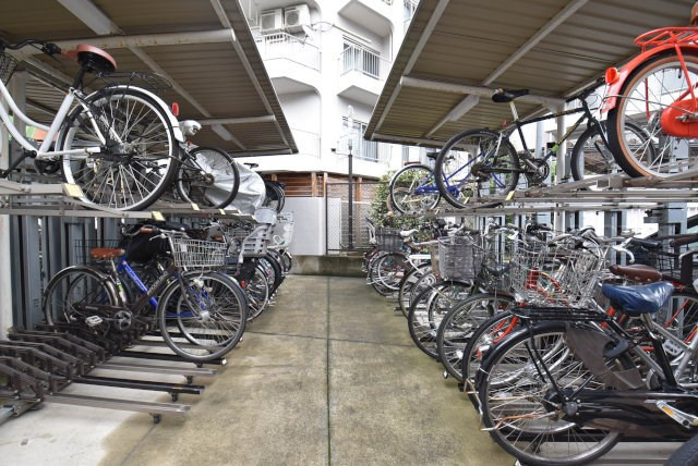 【駐輪場】 | 戸山マンション | 自転車置き場。マンションの共用部にあたります。空きの有無や駐輪料金、各戸の台数制限などについては、改めてお問い合わせください。～即日のご見学可能～　お問合せはお気軽にどうぞ。