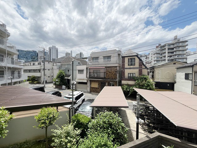 【展望】 | 戸山マンション | 眼前に広がる空の雄大さと、このお部屋の自慢の一つである「眺望」をご覧ください。毎日、この景色を独り占めできる新生活に夢が広がります。～即日のご見学可能～　お問合せはお気軽にどうぞ。
